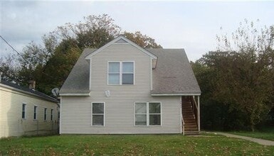 Building Photo - Second floor two bedroom apartment in Port...