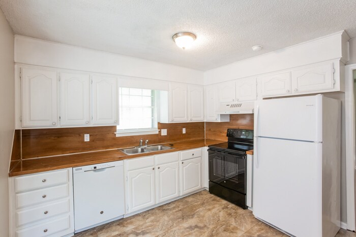 Building Photo - 12710 Pleasant View Dr