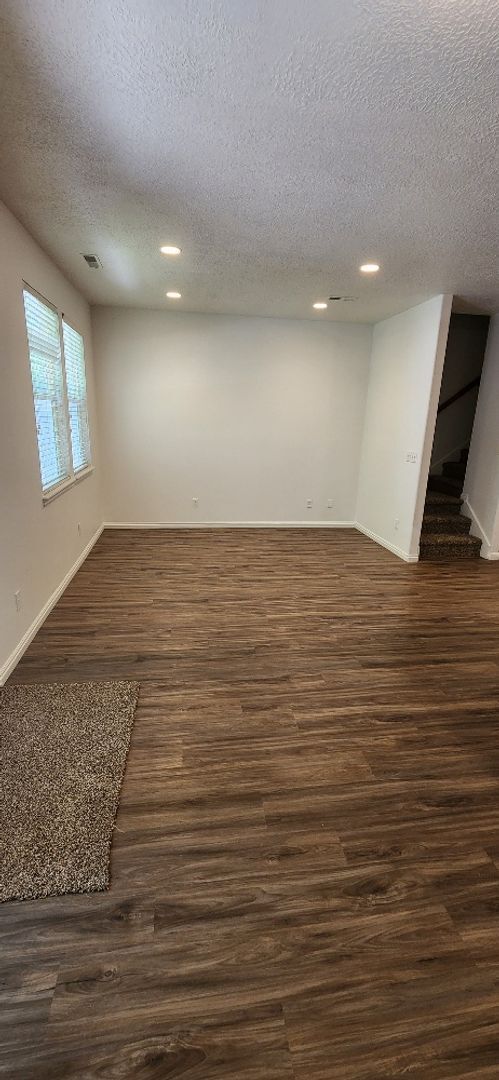 Building Photo - Beautiful 3 Bedroom Townhome in Pleasant G...