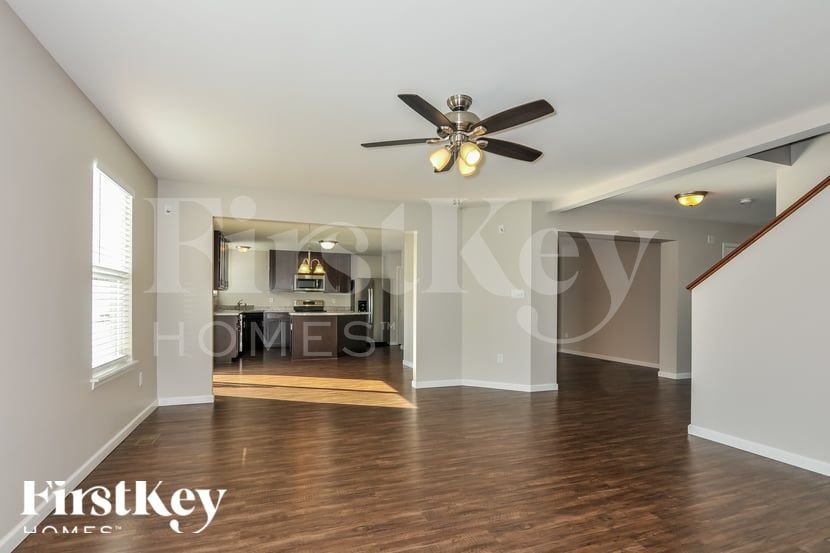 Building Photo - 120 Champions Ln