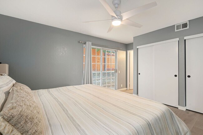 Building Photo - Fully Remodeled East Side Townhome – Furnished & Move-In Ready!