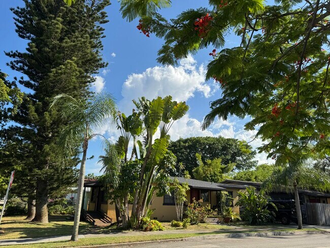 Building Photo - 2919 Poinsettia Ave