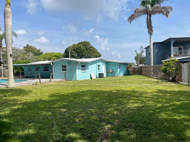 Building Photo - 375 Carrousel Ct