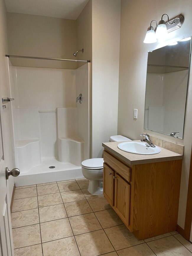 Building Photo - Spacious, updated, 5 bedroom, 3 bath house in south Lincoln.