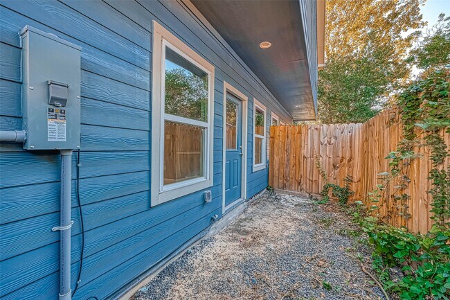 Building Photo - 7903 Moon Beam St