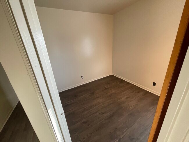 bedroom - 19 Trust St