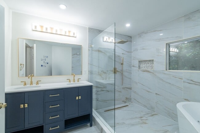 Building Photo - Spacious charmer in the heart of Dilworth ...