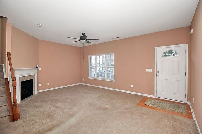 Building Photo - End Unit 3BD/2.5BA Townhome in Mill Creek!