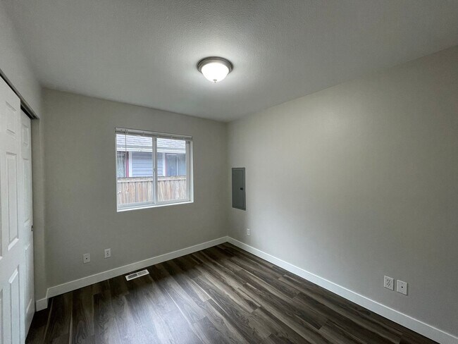 Building Photo - Kent - Cozy 3 bedroom / 2 bathroom Rambler