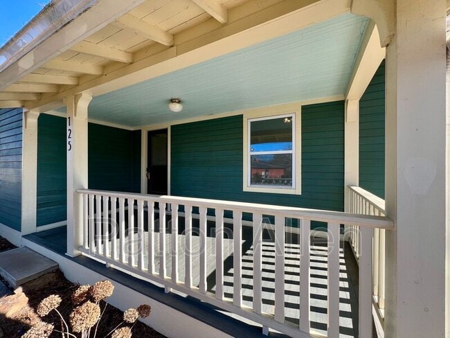 Building Photo - 125 Burton St