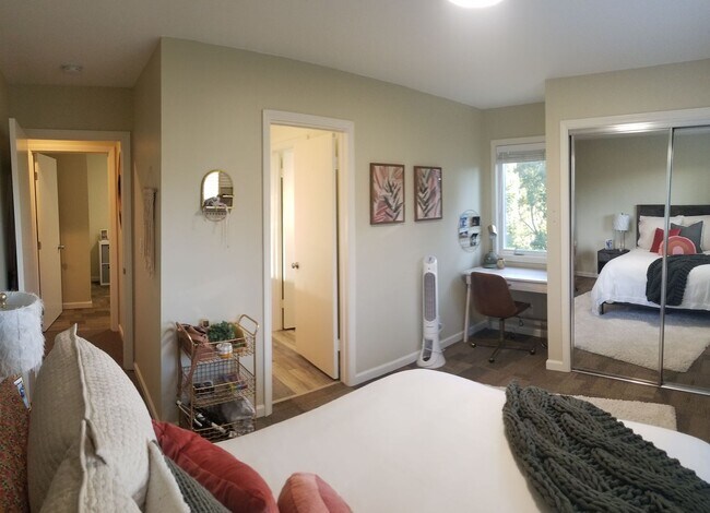 Building Photo - Immaculate 5 Bedroom 3 bath home with beautiful hill views!