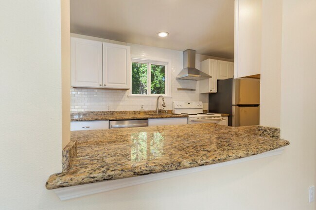 Building Photo - Light-Filled 3BR Home w/ Large Fenced in Yard