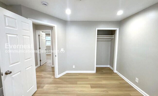 Building Photo - 3 Bed/1.5 Bath Home with Fenced Yard / Pet-Friendly / Available Now!