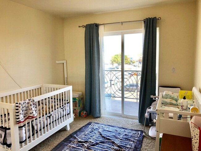 Building Photo - Lovely 3 bd/2.5 ba Townhome - Old Town Torrance!