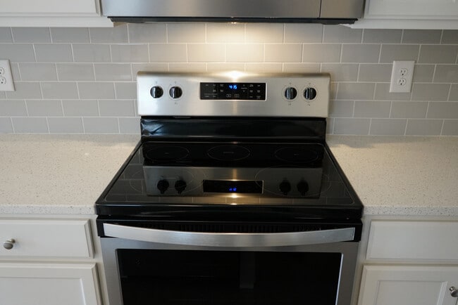 Building Photo - 305 Lorien Way