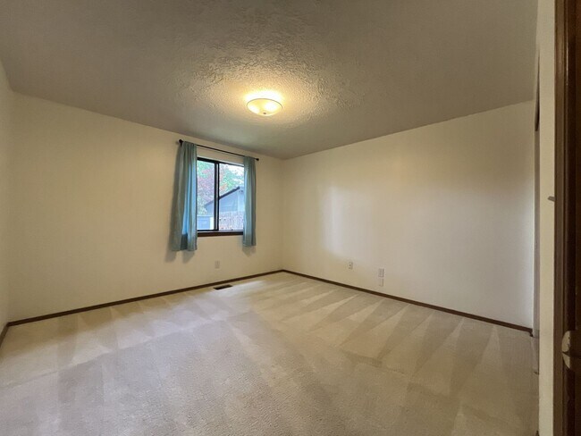 Building Photo - Comfortable Single-Level Living in Southwest Portland with Vaulted Ceilings, Spacious Backyard & ...