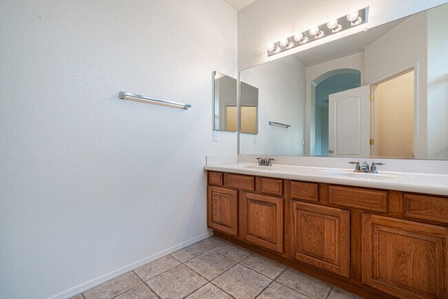 Building Photo - Great Single Level Peoria Home