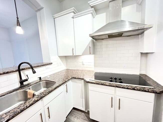 Building Photo - BEAUTIFUL CONDO WITH AMENITIES NEAR VANDER...