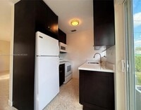 Building Photo - 628 W 17th St