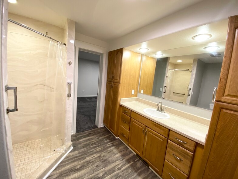 Building Photo - 2464-2 NE Ravenwood Dr