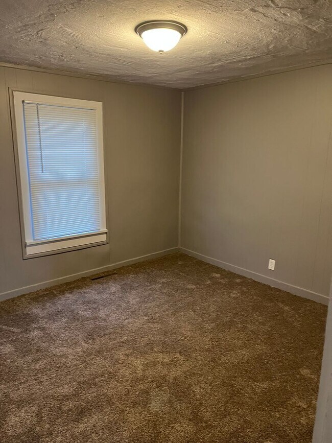 Building Photo - 3BR House | Garage + W/D Included | Large Yard | Pets Welcome | Chanute KS | Available April 8