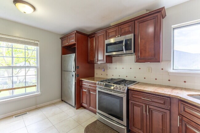 Building Photo - Spacious & Stylish 3-Bedroom Townhome in S...