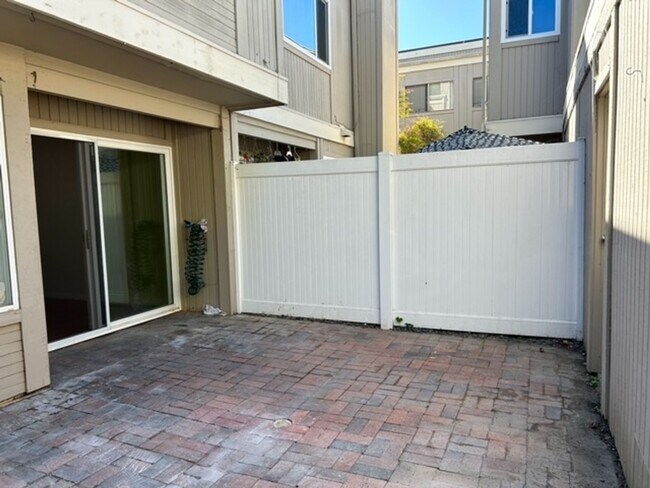 Building Photo - 3 Bedroom + 2.5 Bathroom Condo | Ralston Village Community | Ventura | Unfurnished