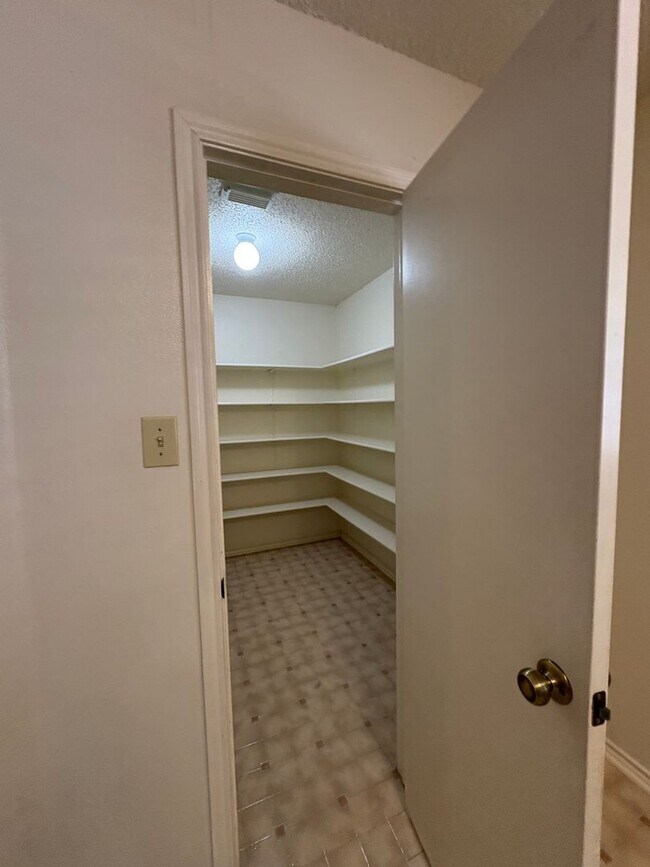 Building Photo - Beautiful home on corner lot.