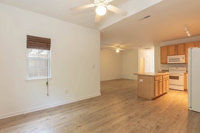 Building Photo - Three Bedroom Home!