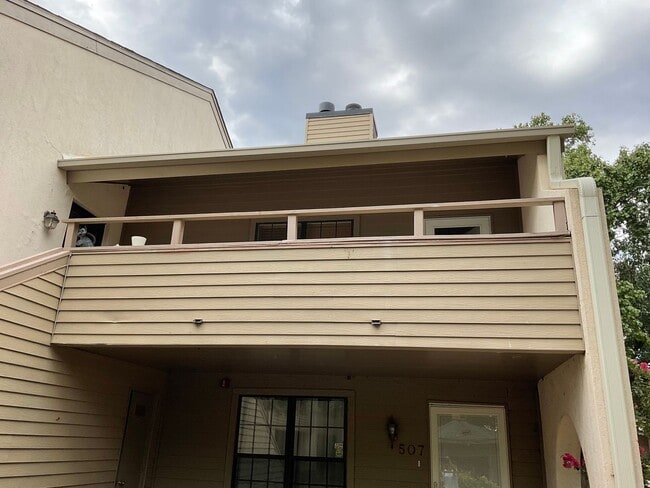 Building Photo - Newly renovated 2Bedroom 2 Bath Condo