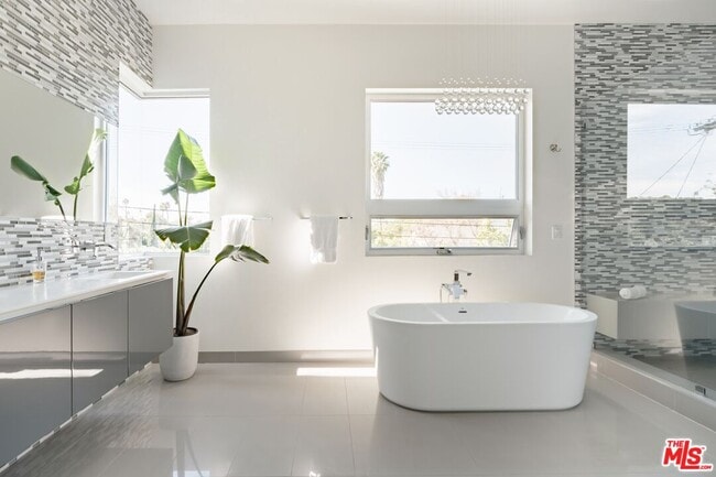 Building Photo - 1723 S Durango Ave