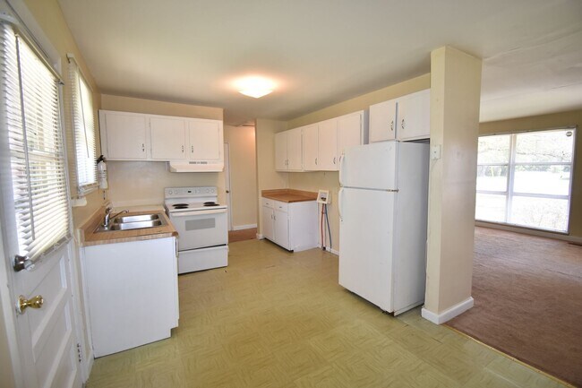 Building Photo - 486 McBain Dr