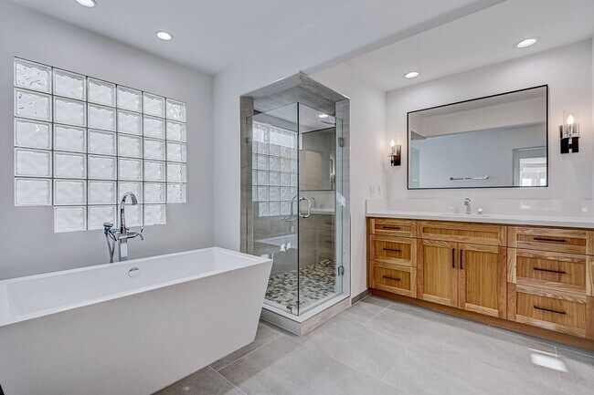 Building Photo - Beautifully Remodeled, 4BR4.5BA Hill Section Home w/ Amazing Panoramic Ocean Views, 3 Decks, Atri...