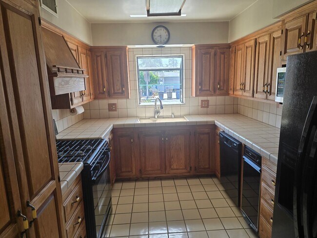 Building Photo - Spacious Single Family Home in Garden Grove for Lease