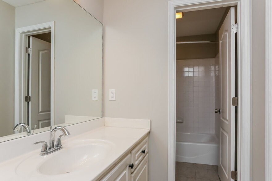 Building Photo - 870 Yankton Dr SW