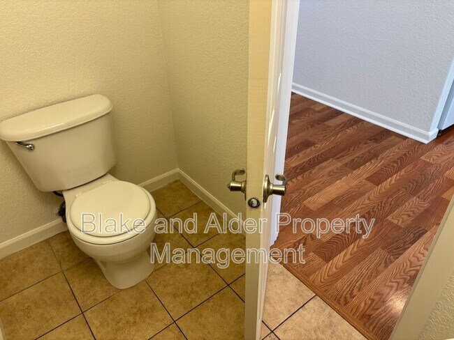 Building Photo - 347 Norway St NE