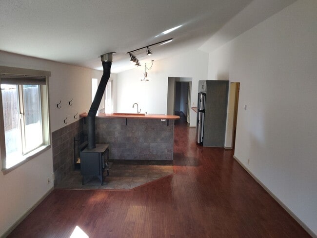 Building Photo - NW Bend 3x2 single-story hidden gem with huge fenced yard!