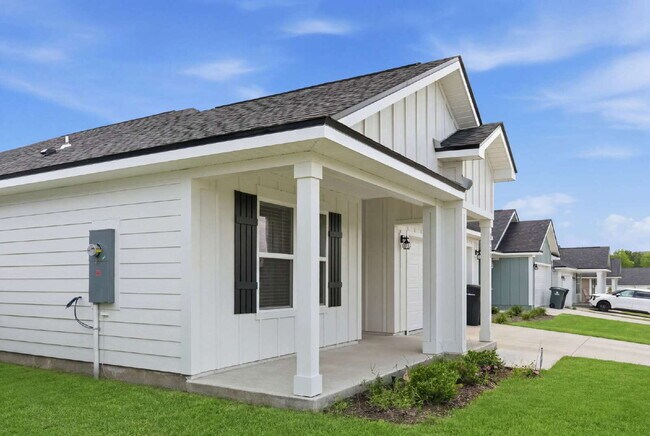 Building Photo - Huge 4 bedroom 2 bathroom home in Southwood