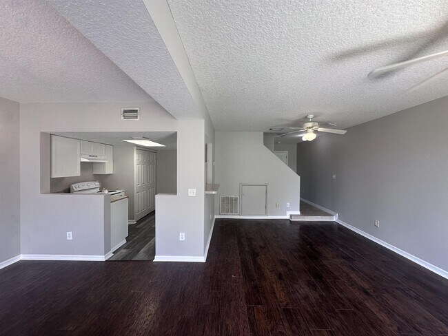 Building Photo - 2929 Fan Palm Dr