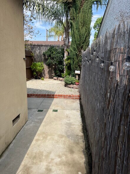 Building Photo - 9417 Tilmont St