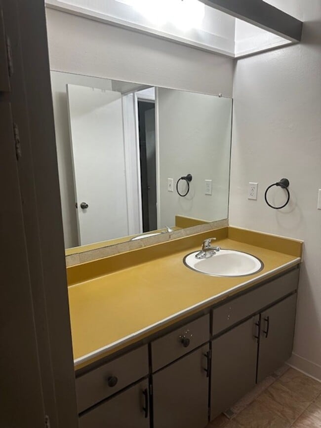 Building Photo - 2 bedroom & 1 bath condo in a parklike set...
