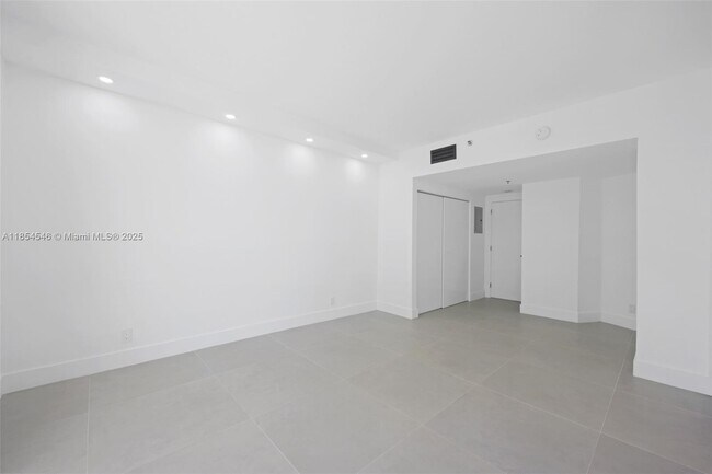 Building Photo - 20281 E Country Club Dr