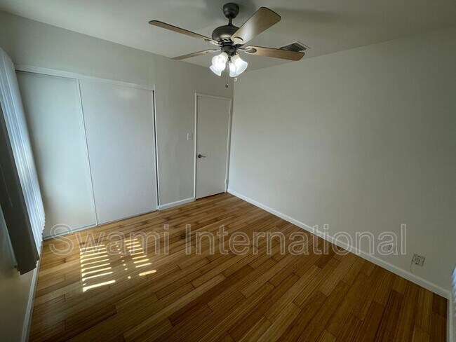 Building Photo - 833 W 97th St