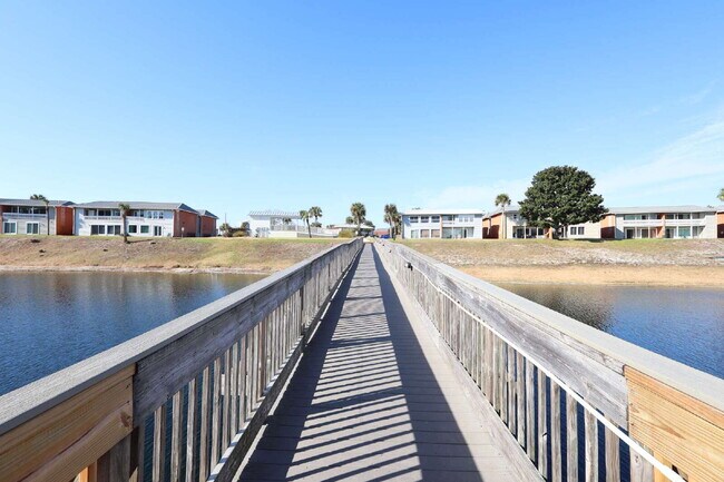 Building Photo - "Coastal Comfort Awaits: Furnished 2-Bed Condo with Pool in Destin!"
