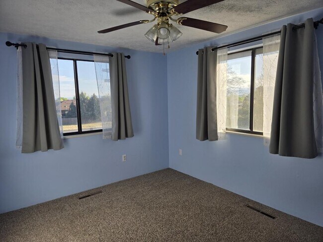 Building Photo - 921 Pasque Dr