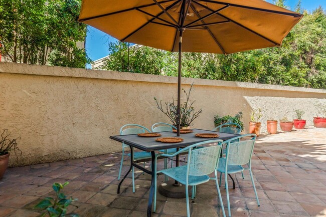 Building Photo - 2420 Torrey Pines Rd