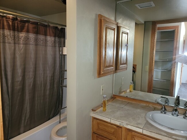 Building Photo - 1040 Budge Dr