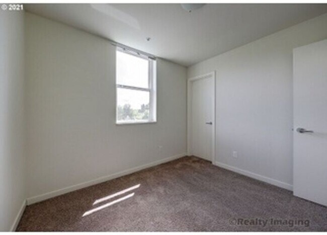 Building Photo - Chic 2BR/1.5BA Townhome Apartment in North...