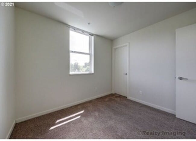 Building Photo - First Floor Front Facing Vibrant Stylish O...