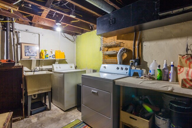 Building Photo - Furnished & Stylish 3 bedroom 1.5 bath home in bustling NW Portland  Available from March 15th- J...